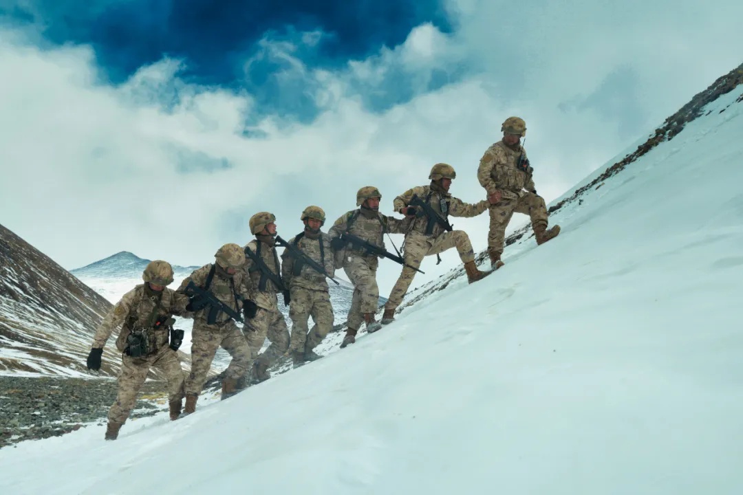 顶风雪、攀陡坡、历生死，一起来看官兵们的巡逻体验