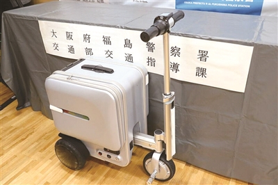 中国留学生在大阪街头骑电动行李箱被控“无证驾驶”